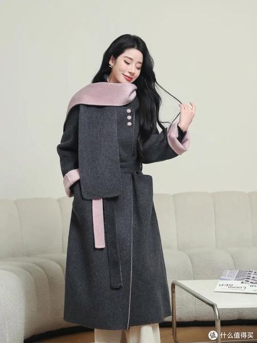 灰大衣配什么围巾