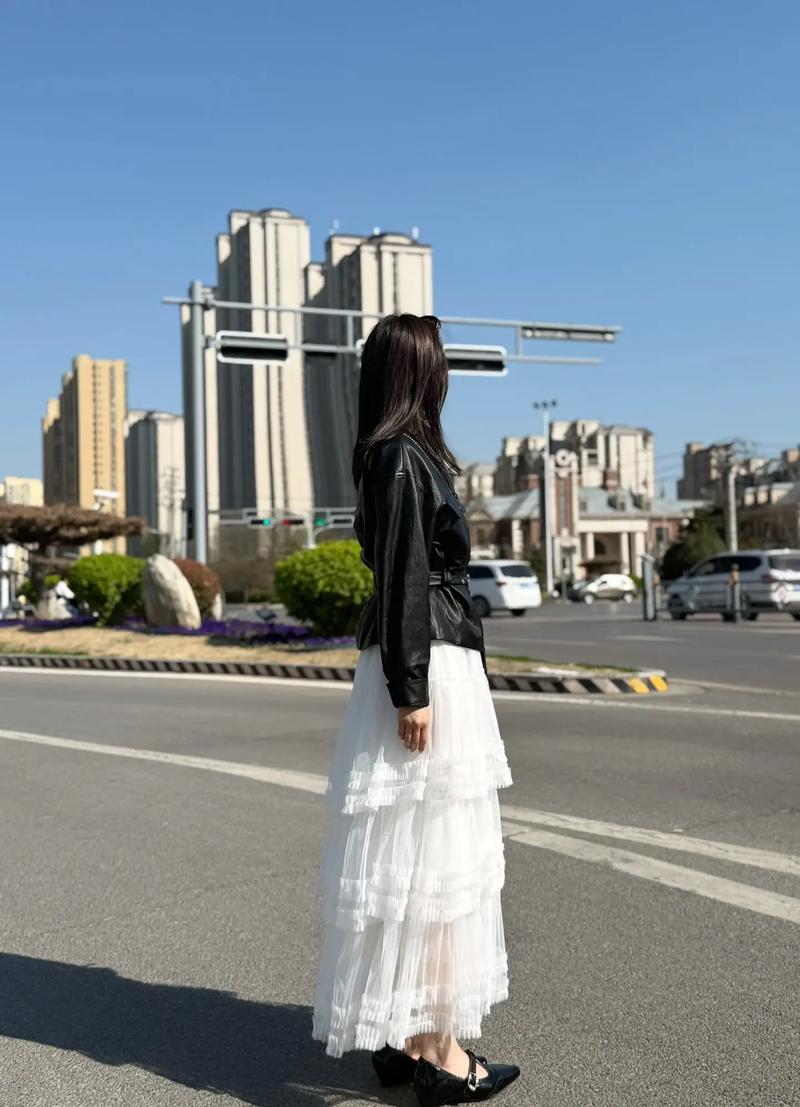 小皮衣怎么搭配裙子