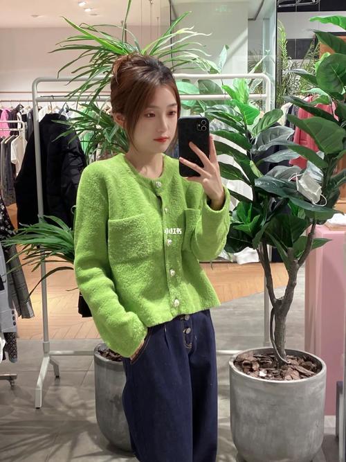 小款绿色毛衣怎么搭配图片