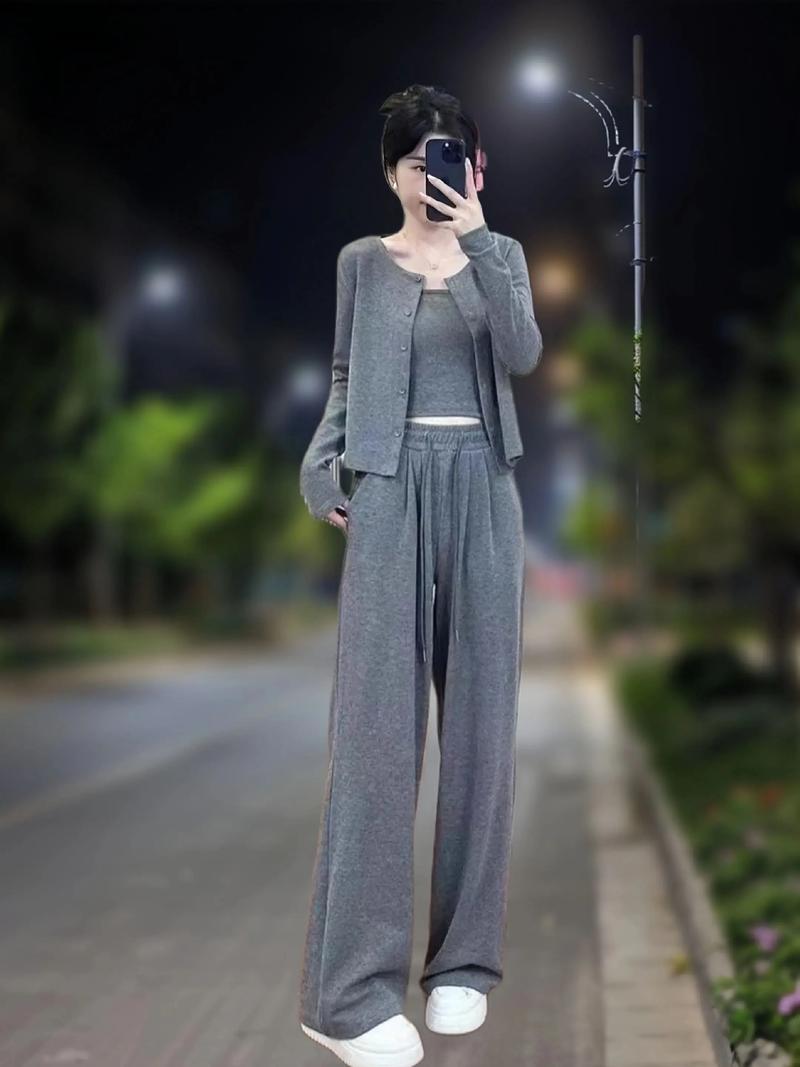 小款开衫怎么搭配下装