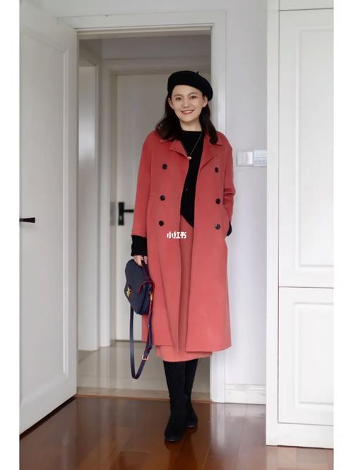 西瓜红的衣服怎么搭配