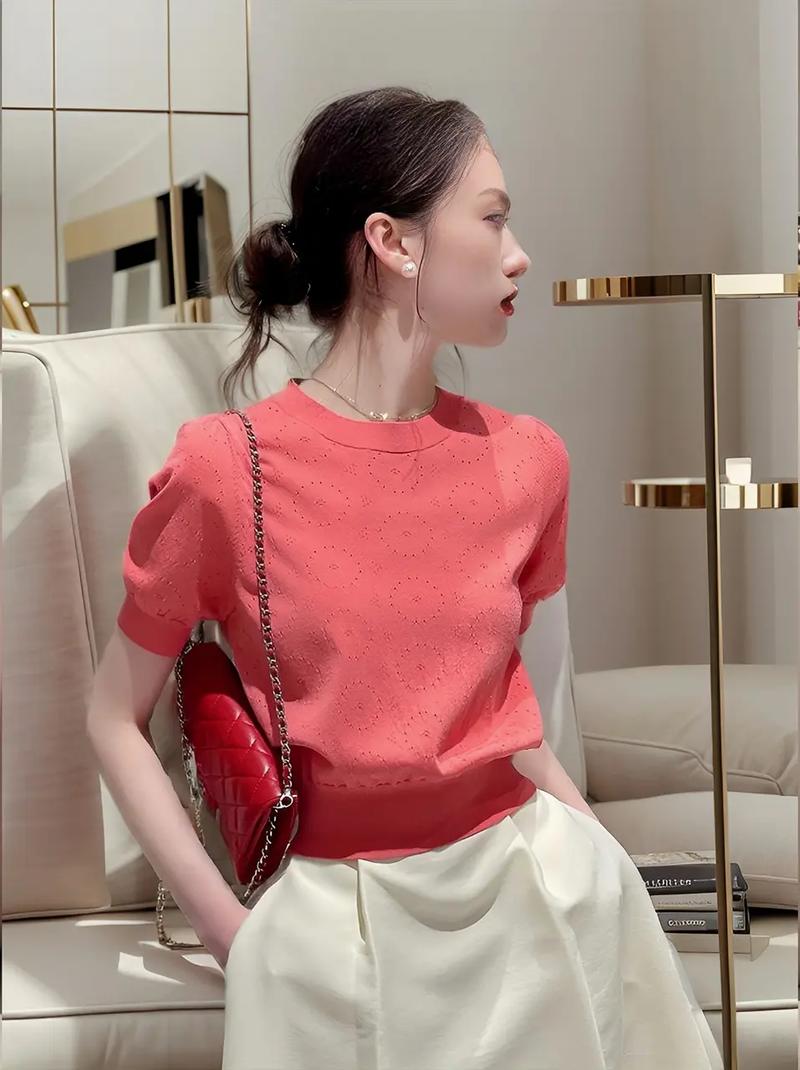 西瓜红的衣服怎么搭配