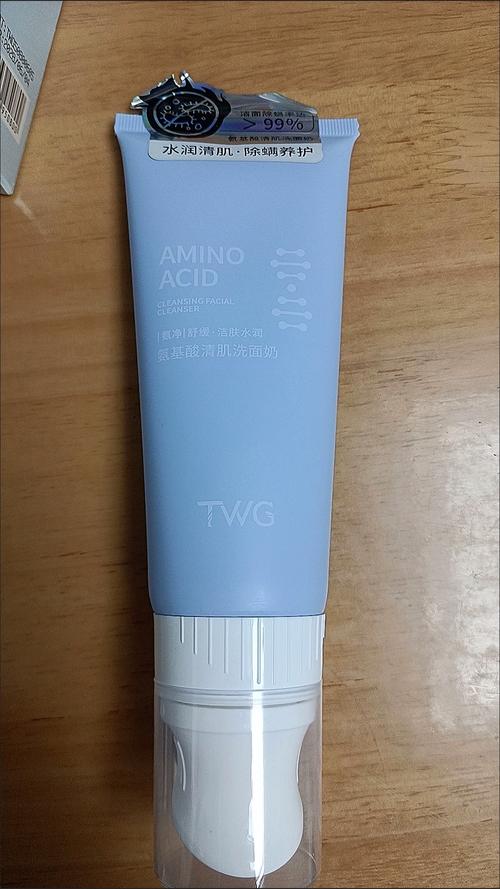 屈臣氏蓝色瓶子洗面奶