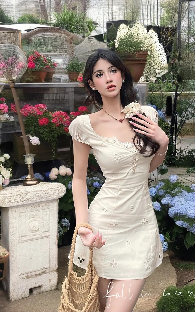 镂空纱衣怎么搭配衣服