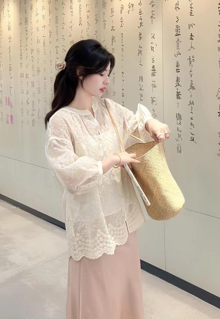 蕾丝镂空衣服怎么搭配