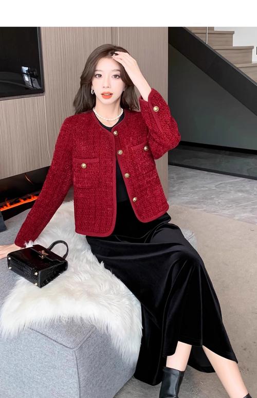 酒红色的开衫怎么搭配图片