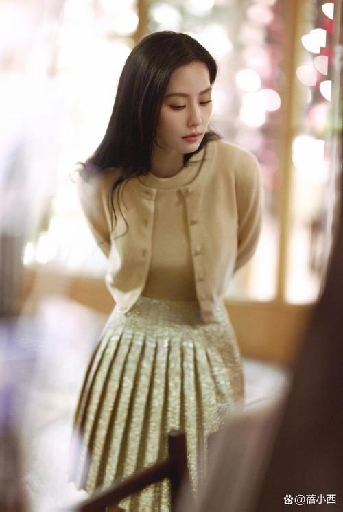 金色百褶裙怎么搭配