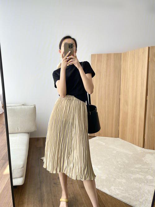 金色百褶裙怎么搭配