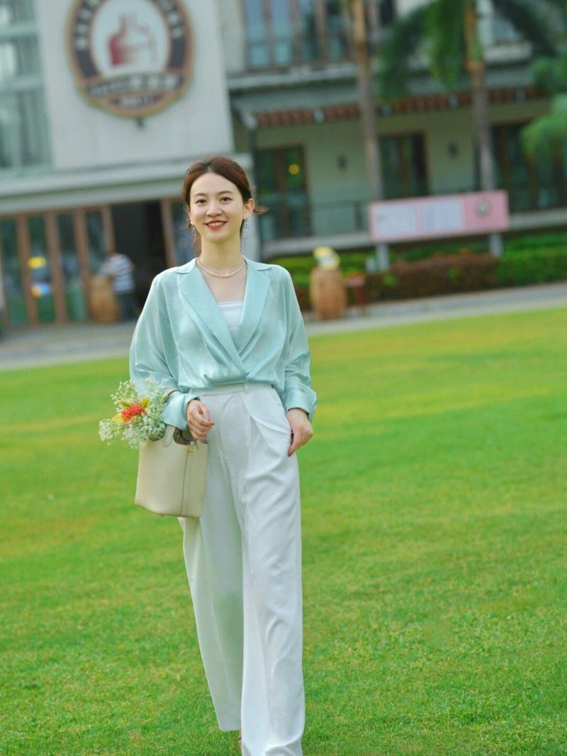 浅绿色裤子配什么上衣