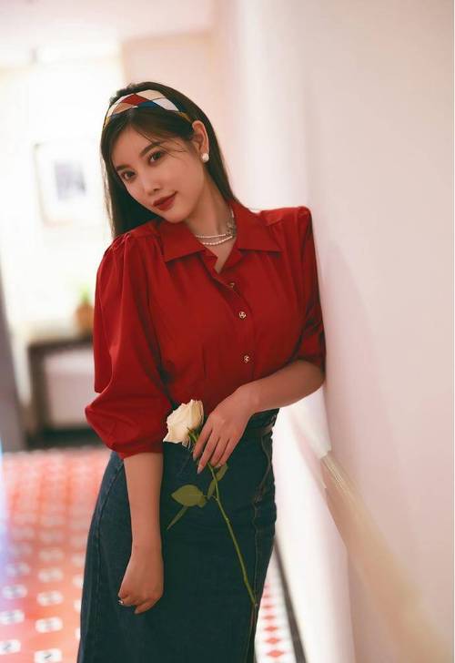 红色衬衣裙怎么搭配