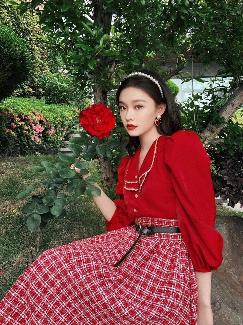 红色衬衣裙怎么搭配