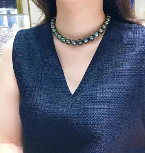 黑项链怎么搭配衣服