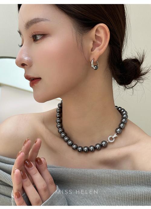 黑项链怎么搭配衣服