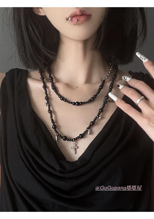 黑项链怎么搭配