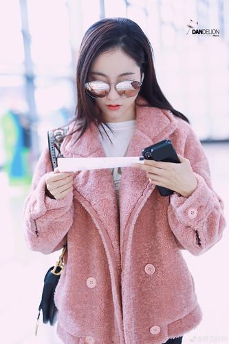 粉色墨镜怎么搭配衣服