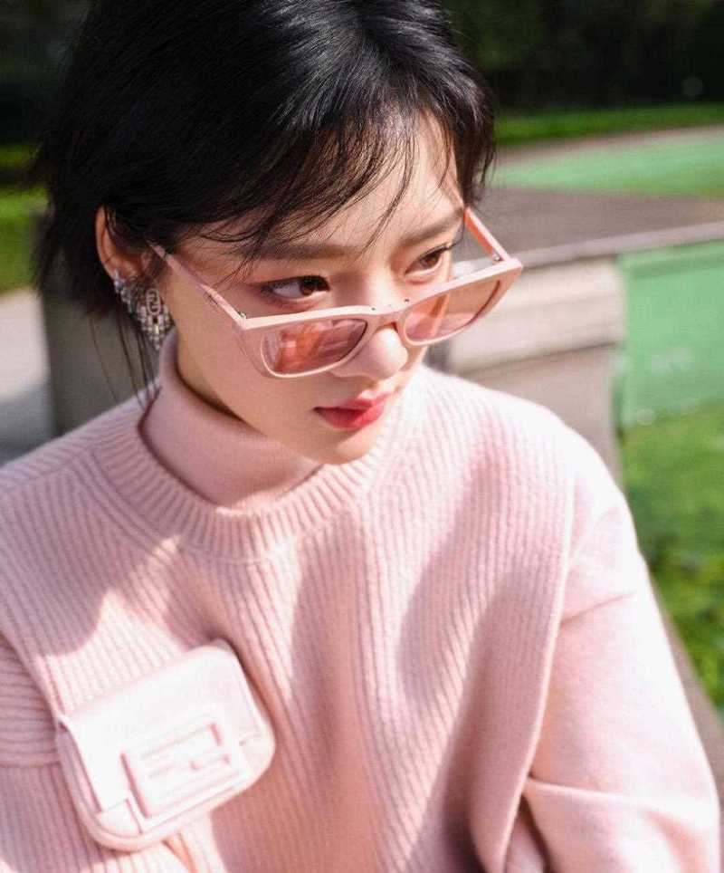 粉色墨镜怎么搭配衣服