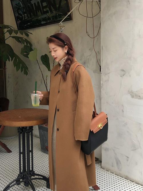 棕色外套配什么内搭