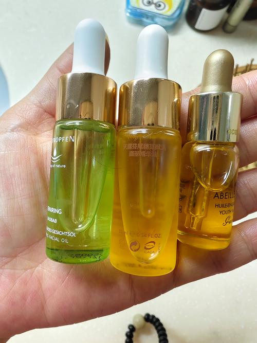 脸上有干皮用什么护肤品