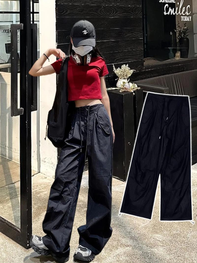 黑色工装裤配什么上衣