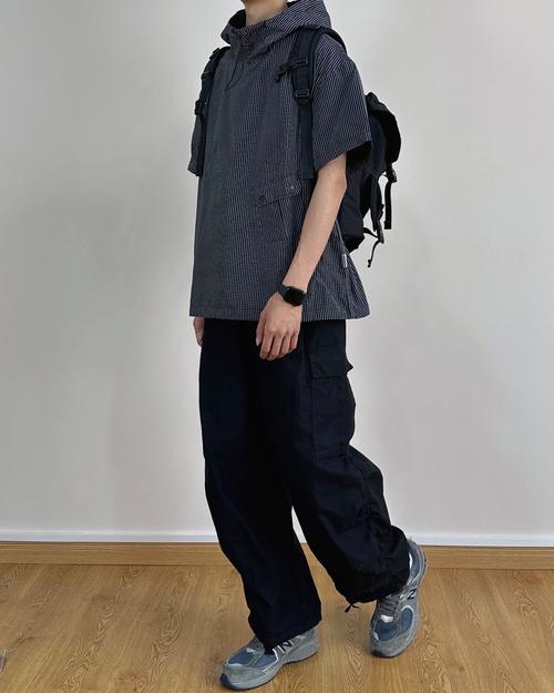 黑色工装裤配什么上衣