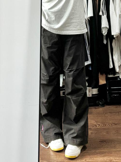 黑色工装裤配什么上衣