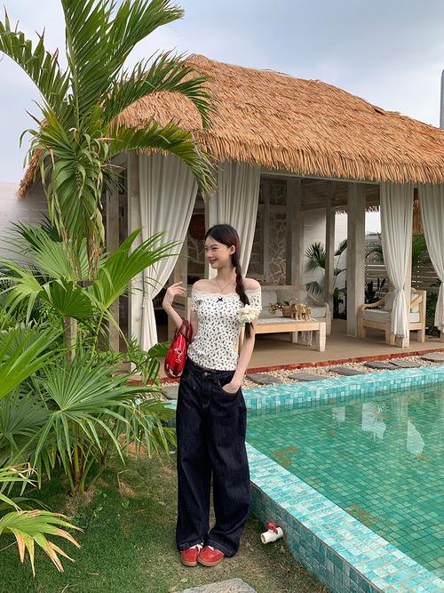 白色碎花上衣怎么搭配