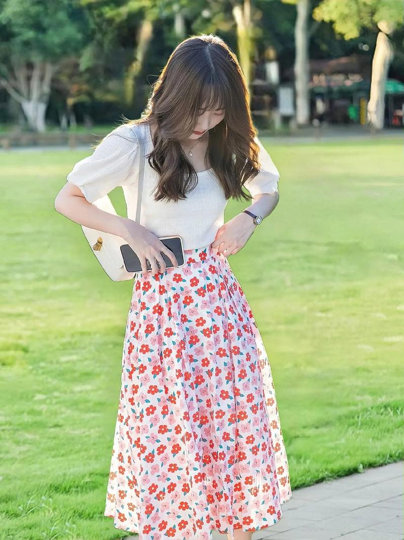 白色碎花上衣怎么搭配