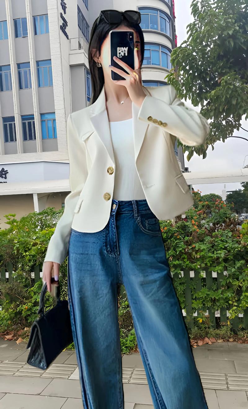 白色的小西装怎么搭配