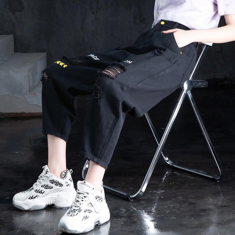 黑色破洞休闲裤怎么搭配图片