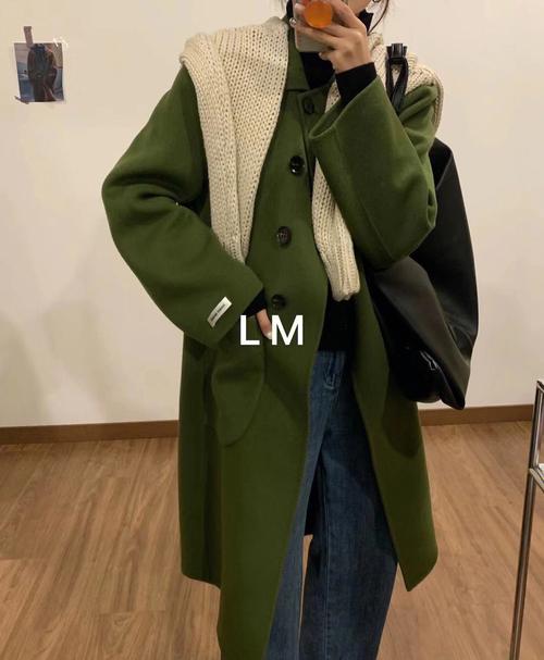 冬天的绿色风衣怎么搭配