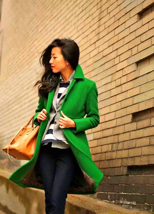 冬天的绿色风衣怎么搭配
