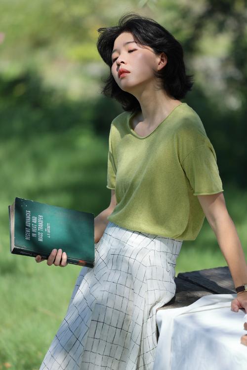 绿色裙子配什么颜色上衣