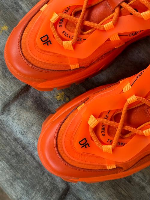 荧光橙色鞋子怎么搭配