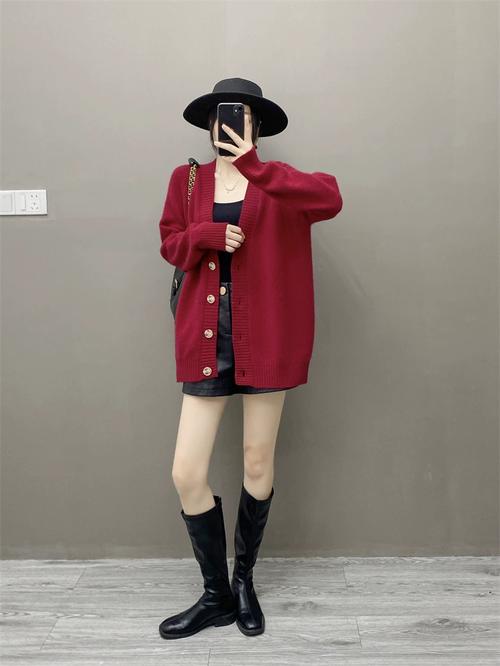 红枣色长款毛衣外套怎么搭配
