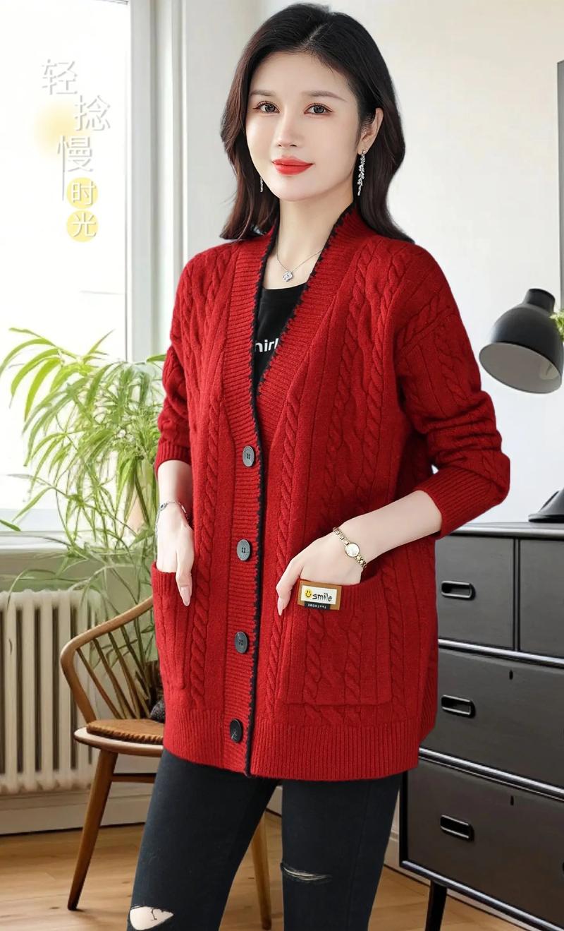 红枣色长款毛衣外套怎么搭配