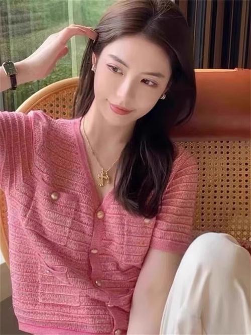 粉色短袖毛衣怎么搭配