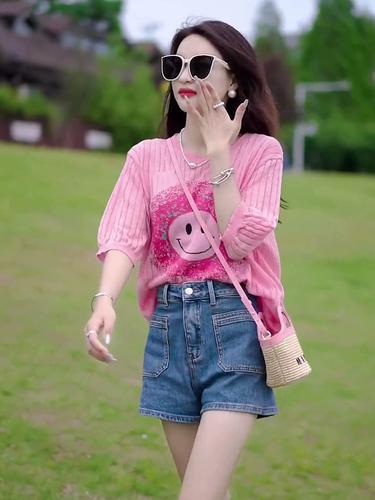 粉色短袖毛衣怎么搭配