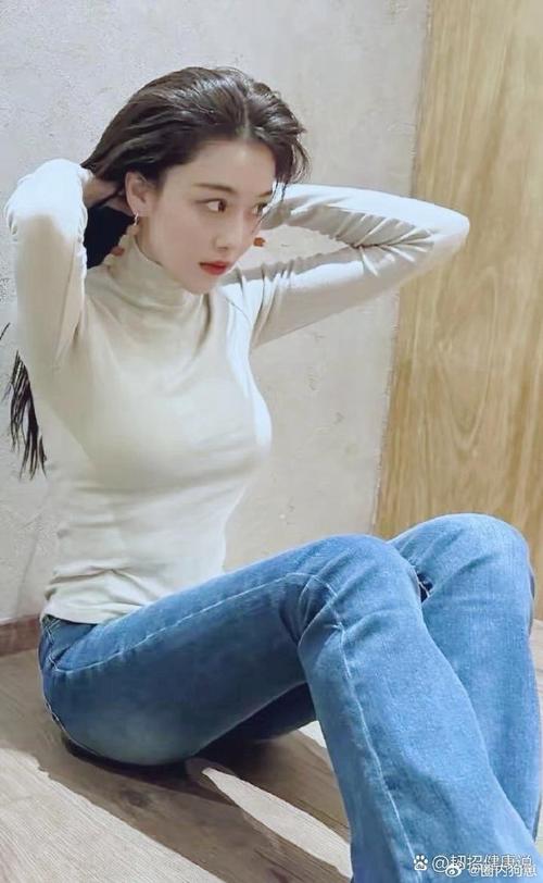 紧身长款毛衣怎么搭配