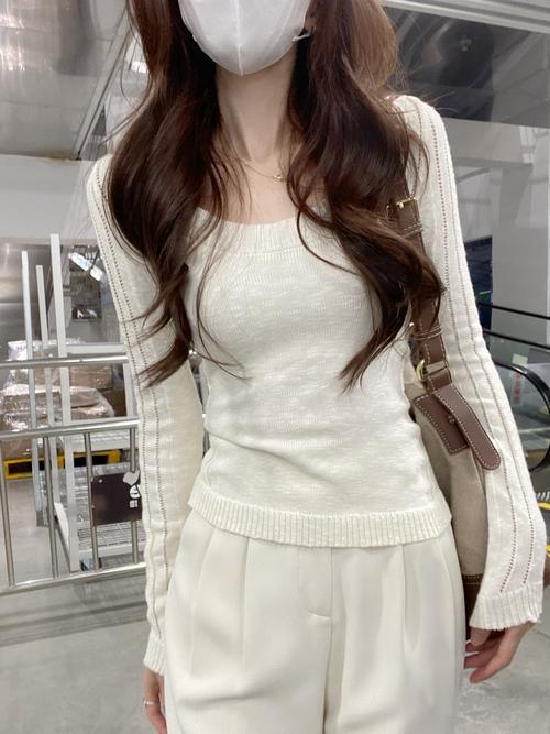 紧身长款毛衣怎么搭配