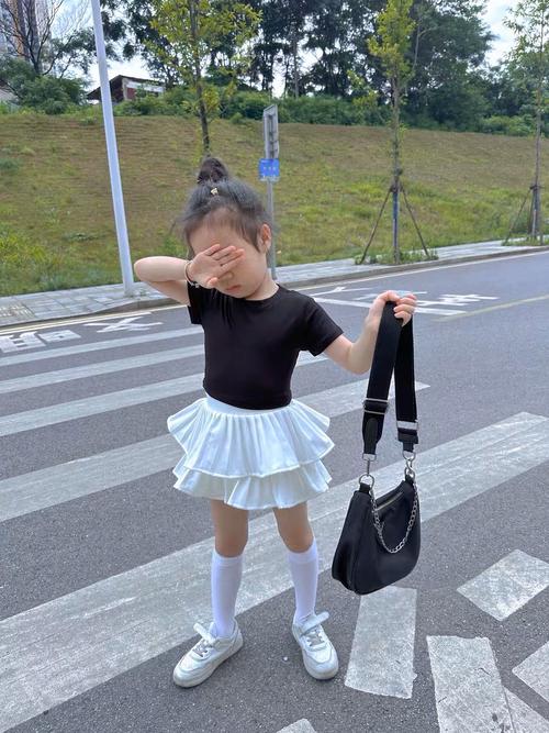 宝宝长筒袜怎么搭配衣服