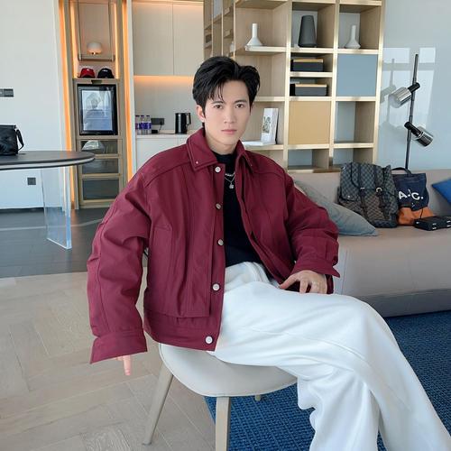 男红色短夹克怎么搭配