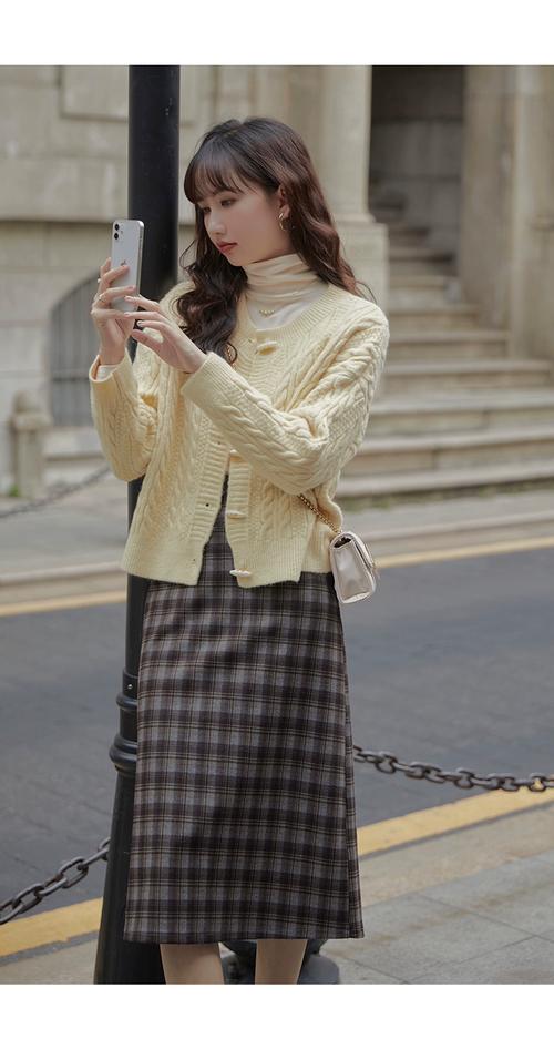 土黄色针织开衫怎么搭配