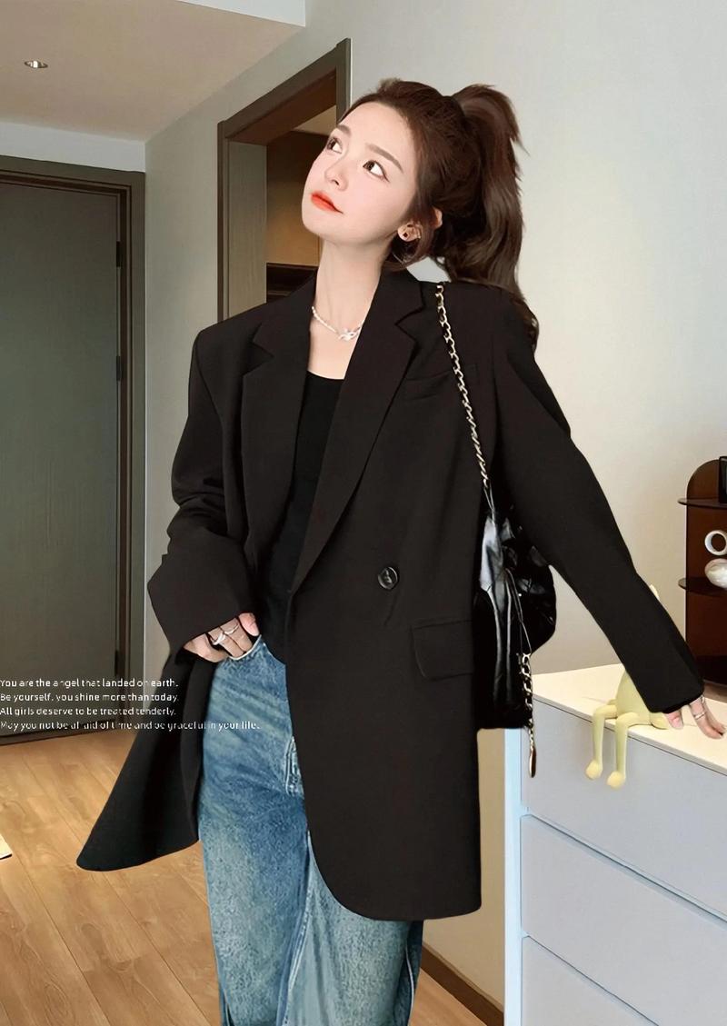 女黑色西服怎么搭配