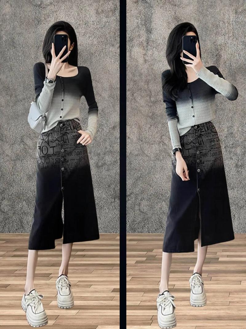 牛仔裙怎么搭配毛衣