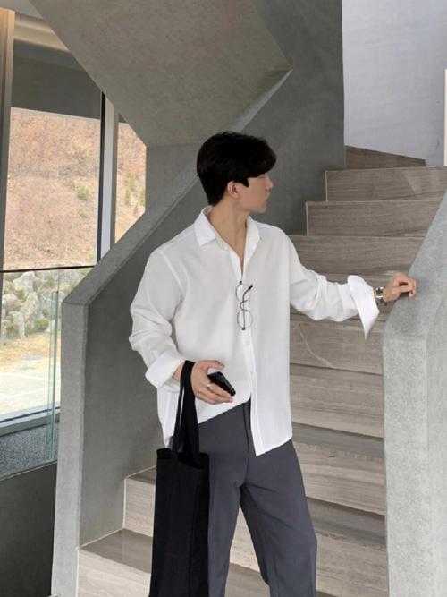 白色衬衫男士怎么搭配