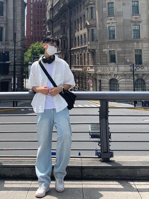 白色衬衫男士怎么搭配