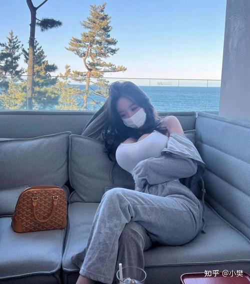 胸部大的人怎么穿衣搭配图片