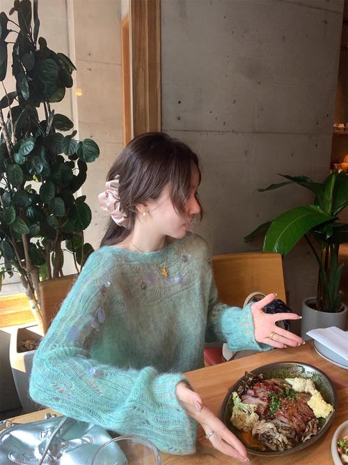 镂空羊毛针织衫怎么搭配好