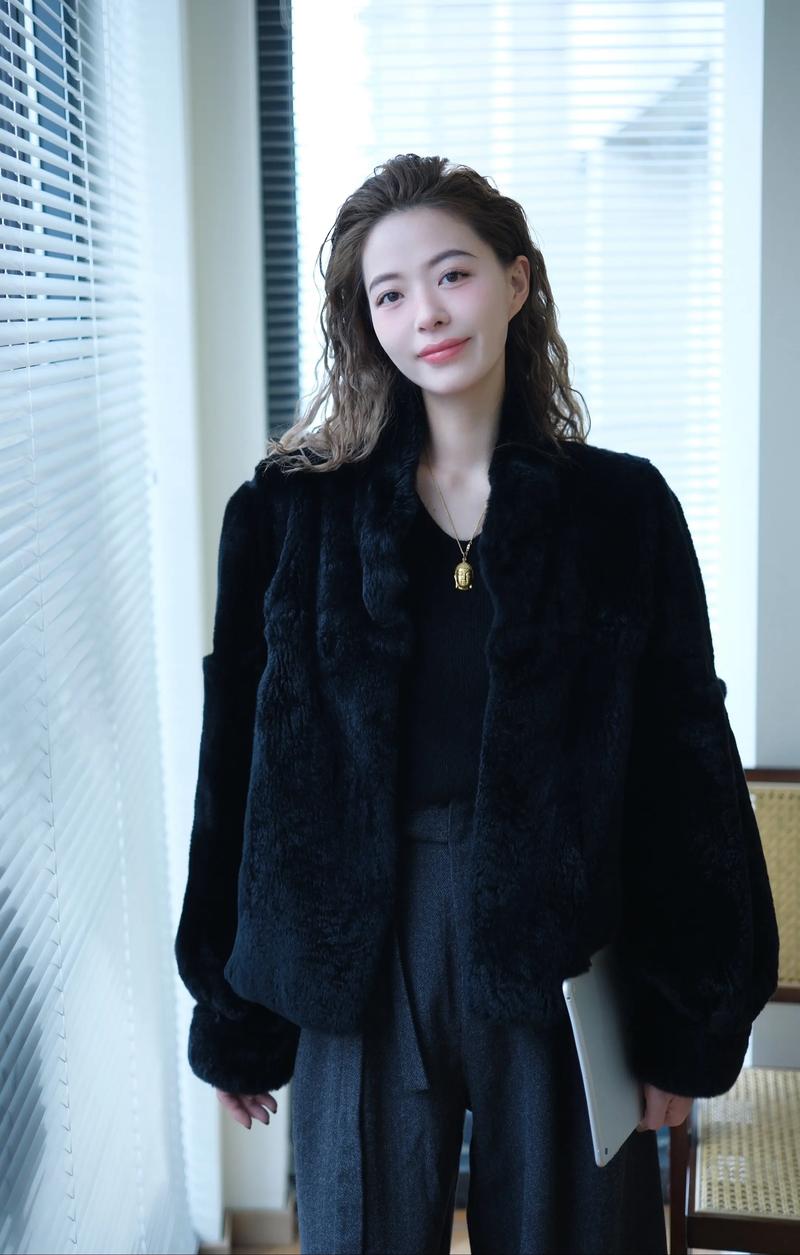 短皮草外套怎么搭配