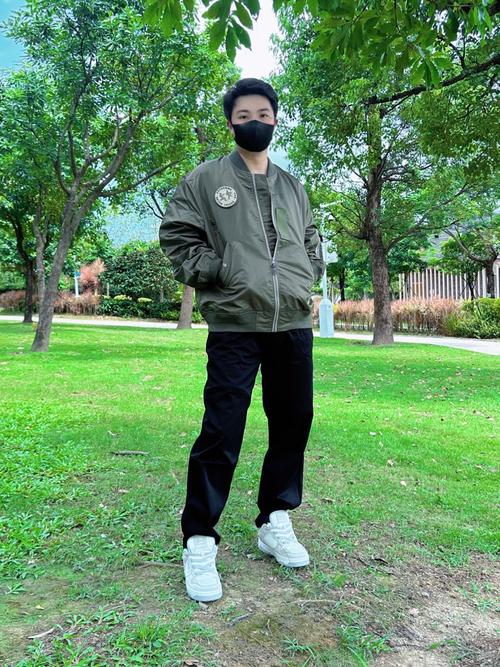男士军绿色外套怎么搭配